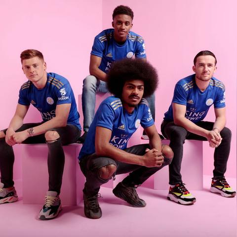 白色足球球裤怎么搭配