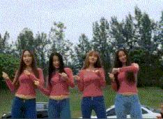 搞笑gif：美女跳舞，后面的大哥真淡定啊
