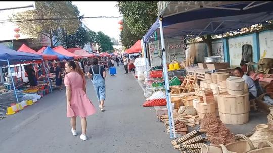 逛集市看市场摆摊生意好不好