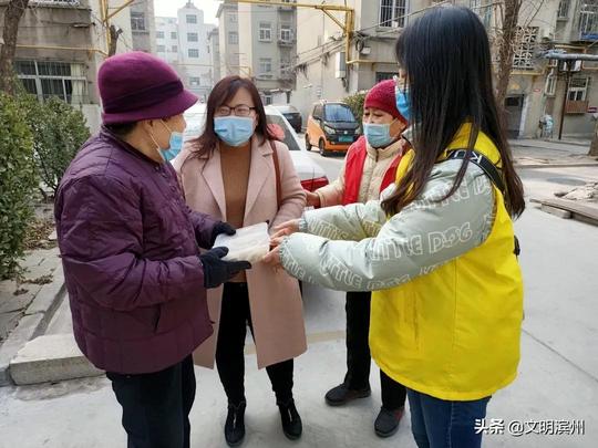 滨州康民社区联合社会组织创业中心“银发帮扶”志愿服务队开展“过小年包饺子”关爱独居老人活动
