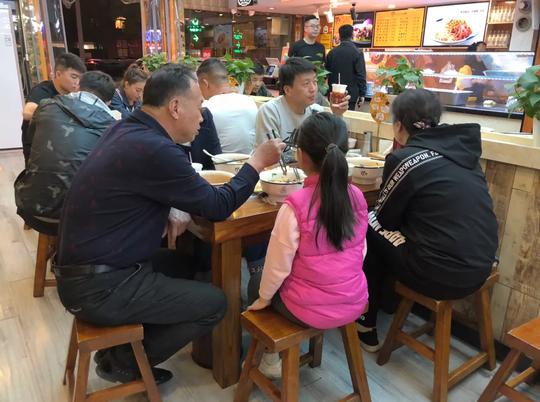 郑州这碗十五块钱牛肉拉面，啥时候生意都火爆，手抓牛肉进店必点