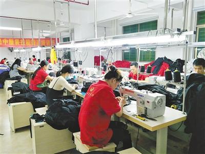“打工小妹”身残志坚自主创业，为残疾人编织就业梦奋斗，让眼泪绽放成花