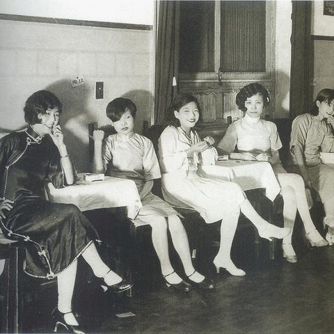 足球运动员女装挑战视频的长尾关键词有哪些