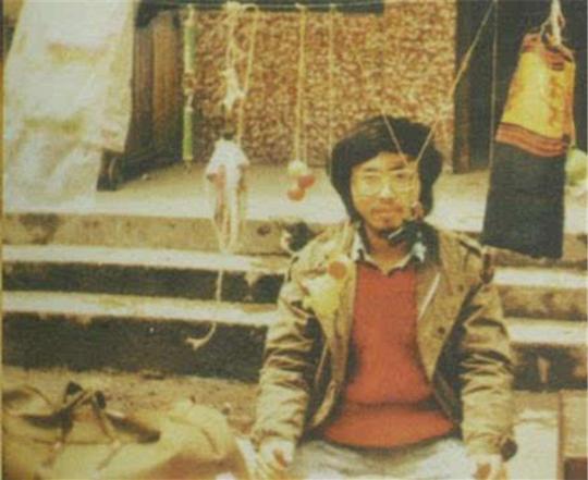 北大三诗人之一，15岁进北大，写下近200万字诗作，25岁选择自杀