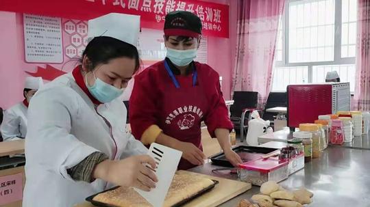 开展技能培训提升群众就业技能