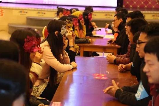 父母有退休金成年轻人相亲“硬核指标”，网友：这届老人太难了