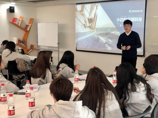 90后大学生创业开旅游门店立军令状完成目标奖励一辆奔驰