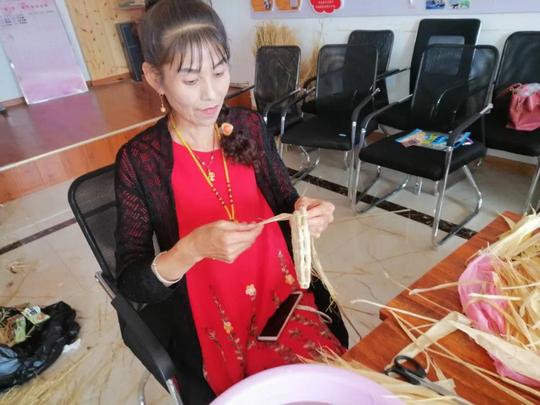 图们市妇联举办延边州创业创新“她”空间项目“手工编织”培训班