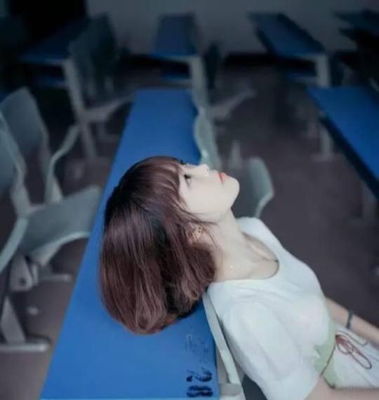 爆笑段子：真是不懂，裤子有个线头脸红什么呀！