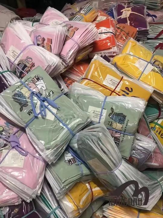 义乌服装批发城地摊夜市摆摊千元创业t恤半袖衫货源供应货到付款
