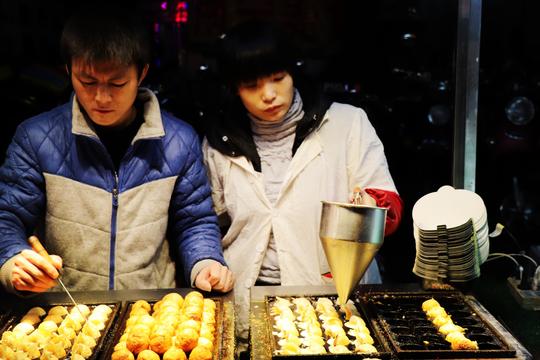 南宁有一条老街白天没人，天黑后上万人涌进来，越南游客看傻了