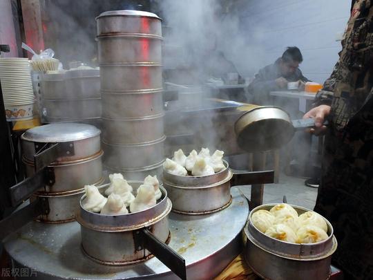80后小伙开包子铺，利用“一杯豆浆”，一年盈利几十万，生意太好