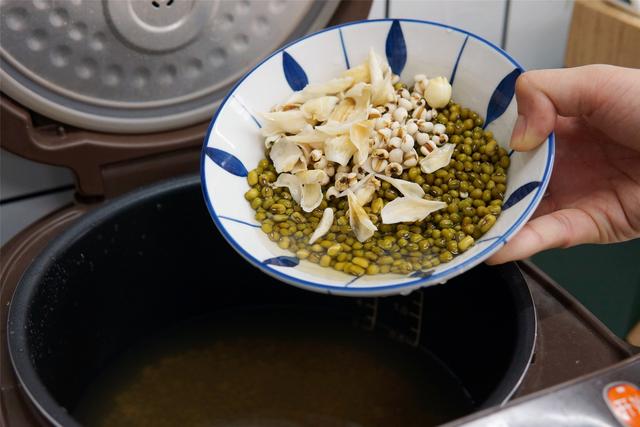 绿豆汤没煮熟有毒吗