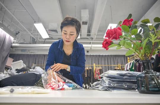 她在郑州曾靠服装批发一天净赚10万，如今转战直播带货，9个月增粉17万