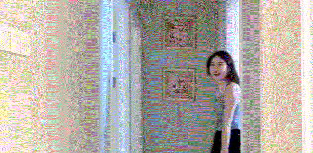 搞笑gif动态图：美女跳舞是可以，但是请不要在马路上跳啊