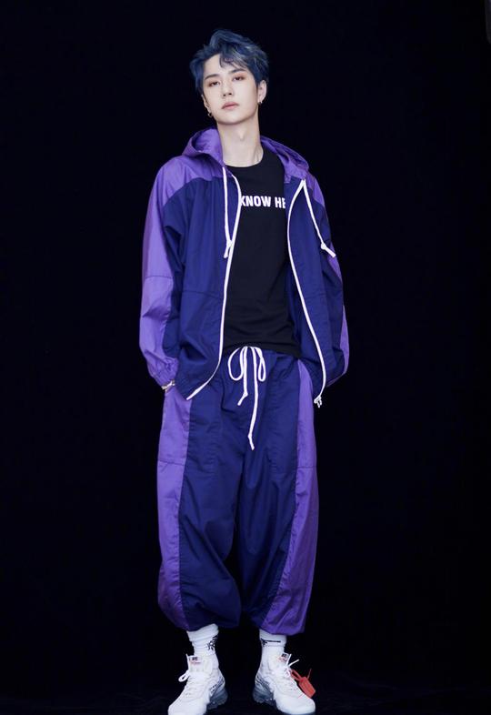 王一博穿紫色“雨衣”太酷炫，一身搭配够松垮，“酷盖男孩”实锤