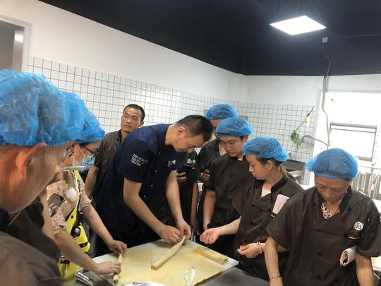 河南小伙投资一万元创业卤菜熟食店半年翻几倍