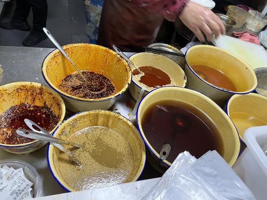 郑州须水张杏擀面皮，三十年老店天天排队，顾客开车从市区跑来吃