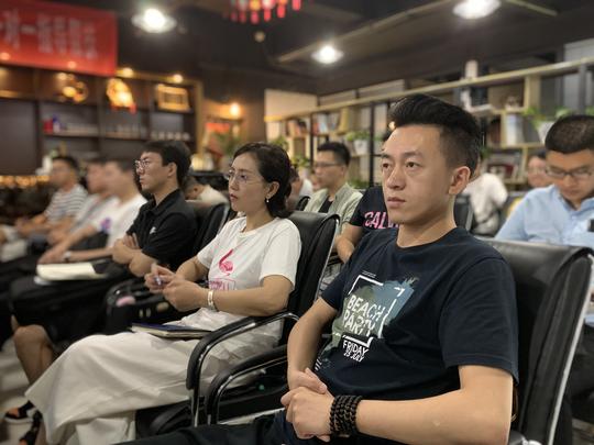 南明区为晋级“中国创翼”创新创业大赛南明区选拔赛决赛阶段的15支项目进行一对一赛前指导服务