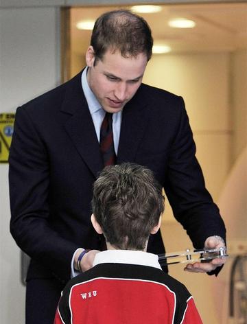 秃头西装男表情包