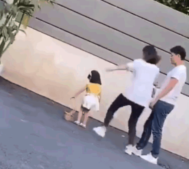 踢拍照童模的人是孩子妈妈 踢拍照童模的人是孩子妈妈