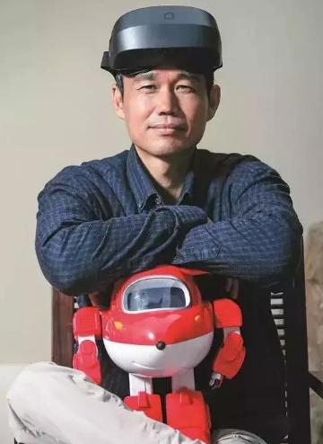 只有初中学历，拿800元创业赚来百亿身家，被誉“中国动漫大王”