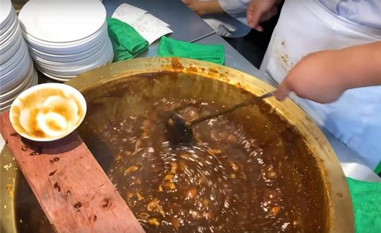 大叔街头卖“独一份”早餐，8元一份生意火爆，食客：黄金搭档