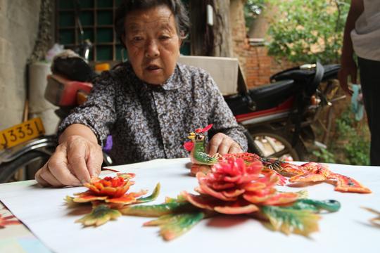 80岁农村老人做手工艺品，外国人上门收购，这手艺恐怕现在要失传