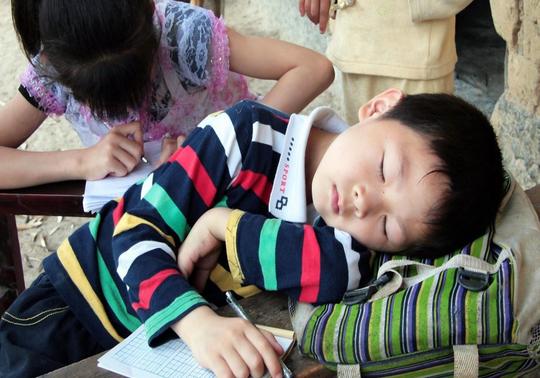 孩子上课睡觉，班主任生气拍照发家长群，孩子爸的解释被家长称赞
