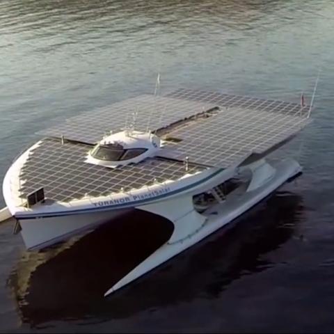 现在的科技水平，一平方米太阳能光伏板一小时能发多少电？