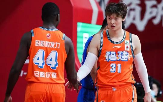 失望流泪！当王哲林也成为街溜子，我们还能对中国男篮期待什么？