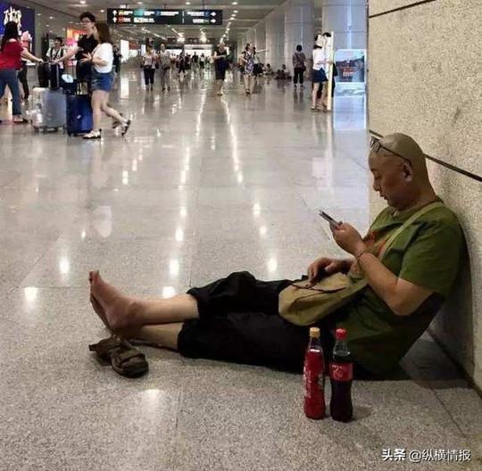 嫌市长挣得太少，他辞职创业赚来70亿，后来却被发现脱鞋坐在地上