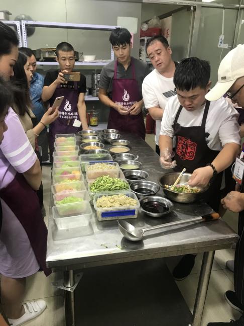 农村夫妻小吃创业卖特色烤冷面，日营业额2000多，透露秘方