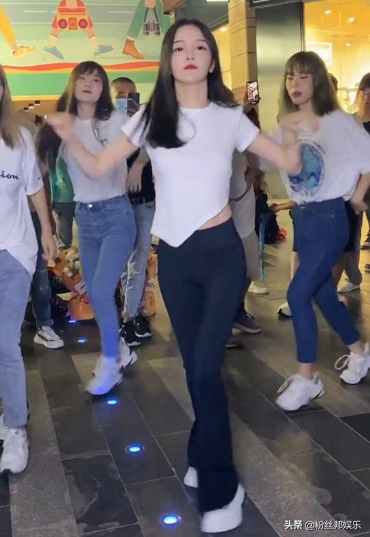 网红惠子户外跳舞，无美颜滤镜路人视角，有种广场舞大妈既视感
