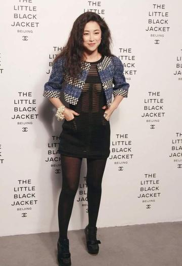 朱珠国外留学派对抽烟表情照片