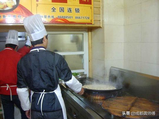 记忆：2009年冬，成都春熙路，一家生煎包店，生意爆好
