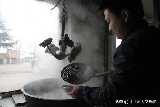 山西农村冬季美食“乳白羊汤”好喝不收钱，有人连喝6碗吃8个饼子