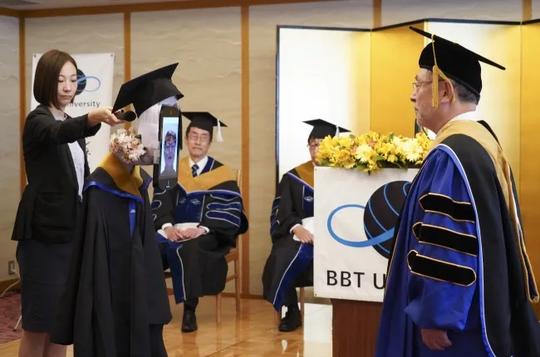 日本大学的另类毕业典礼，搞笑中透露着惊恐，以为在拍恐怖片呢