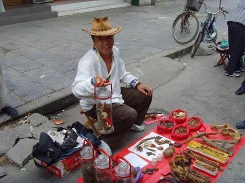 揭秘地摊骗术，真虎骨究竟长啥样？商贩卖的假虎骨是如何制成的？