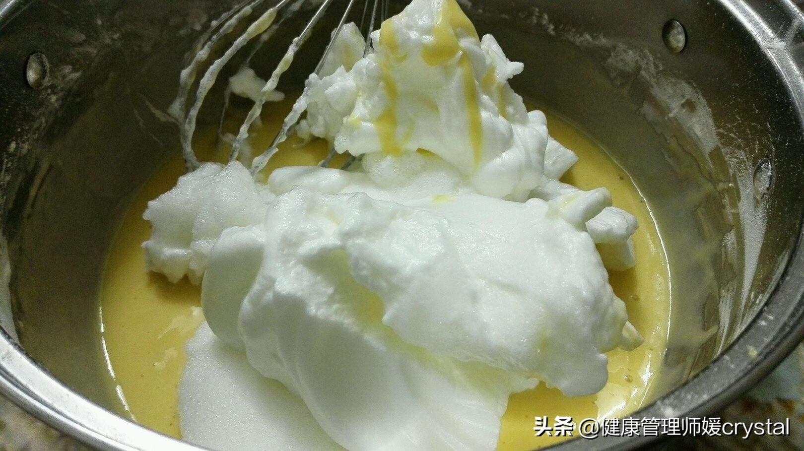 怎么把蛋清快速的打成奶油(蛋糕怎么搅拌成奶白状)