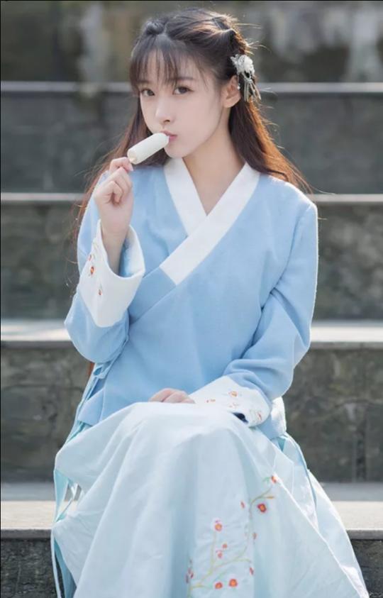 “着我汉服衣裳，兴我礼仪之邦！”:小姐姐你怎么穿成这样？
