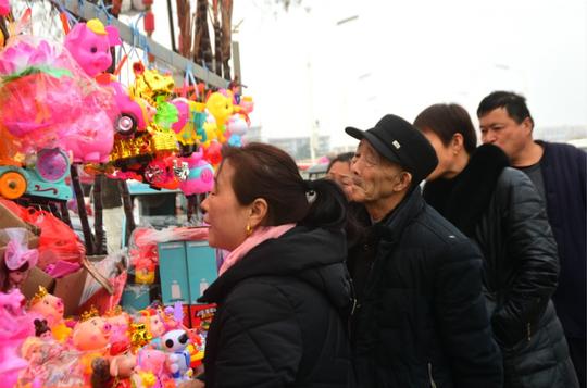 农村人巧抓过年商机，虽然只有十来天，一天收入几千元
