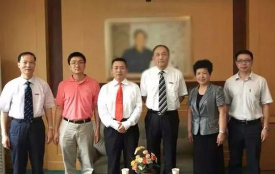 中国最痴情的富豪，放弃中国千亿的生意，为了爱情移民去了美国