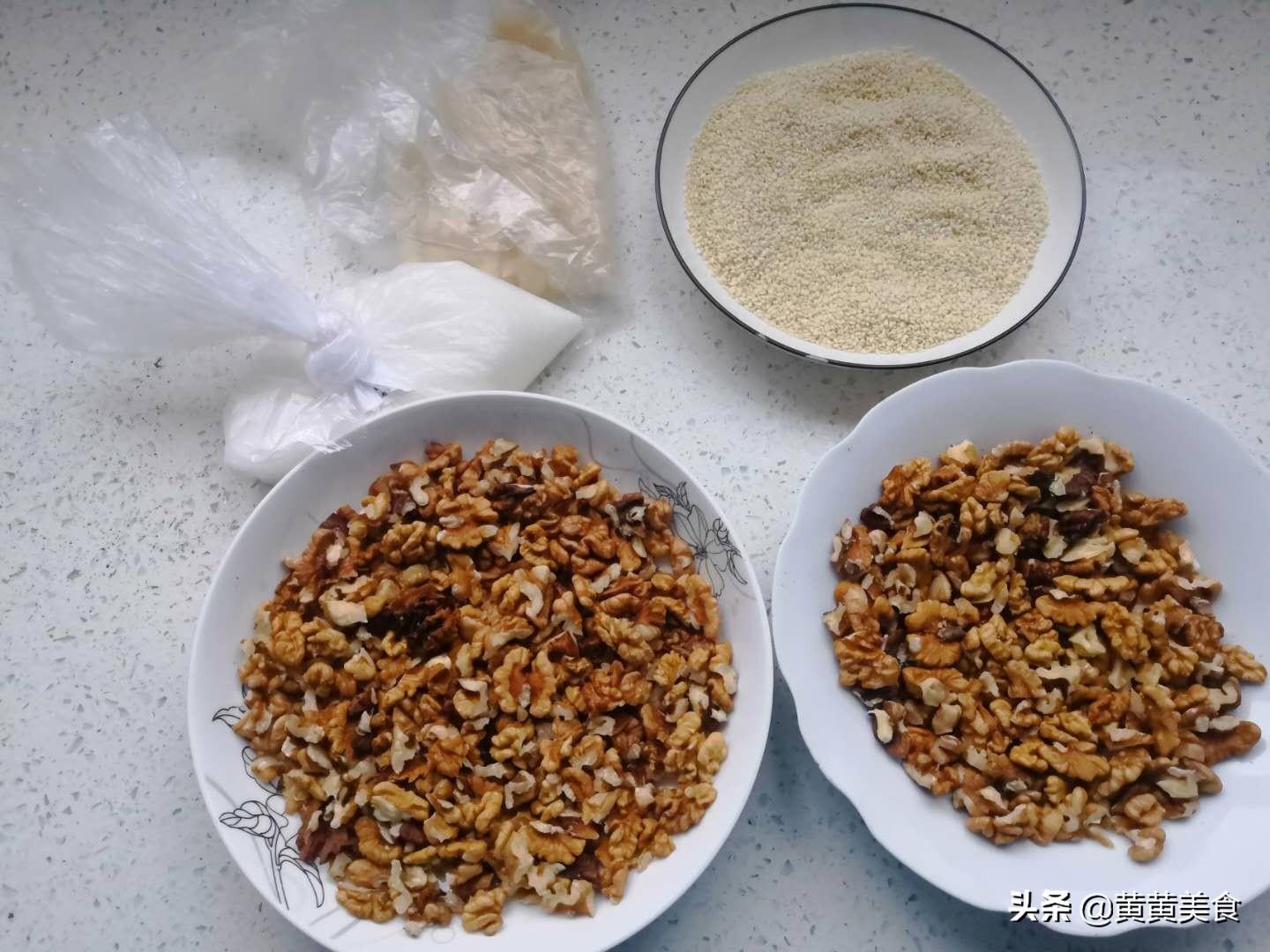 微波炉里面的灯亮的原因