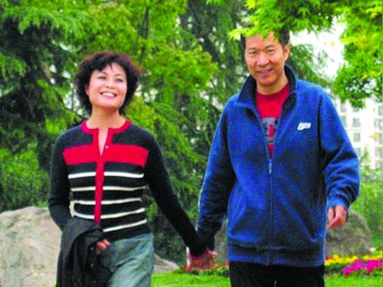 传奇！当农民工人，当教授校长，创业身价数10亿，娶50岁美女作家
