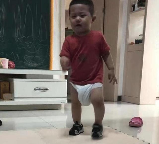 给宝宝换纸尿裤的正确方法