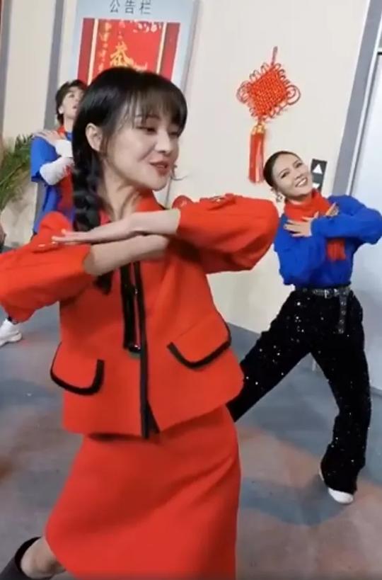 郑爽小品表演视频曝光，光腿穿长靴腿细得吓人，才知太瘦也是缺点