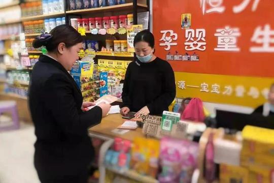 武乡农商行：“植根”行动到基层金融服务进机关