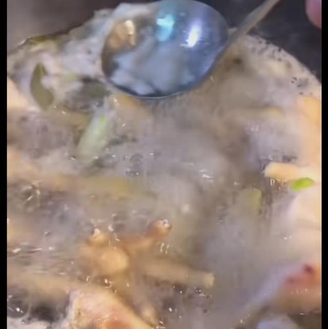 炸鸡爪做什么美食（带皮鸭爪怎么炸才起皮）