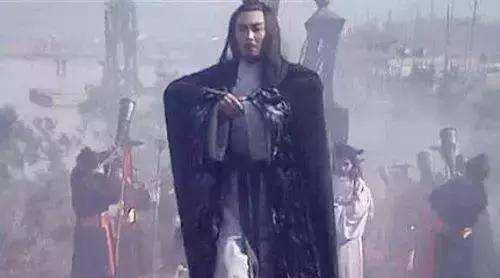 诸葛亮和周瑜相比，二者孰强孰弱？从“巧借东风”上，已给出答案